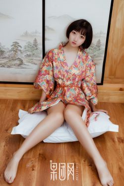 美女踩人